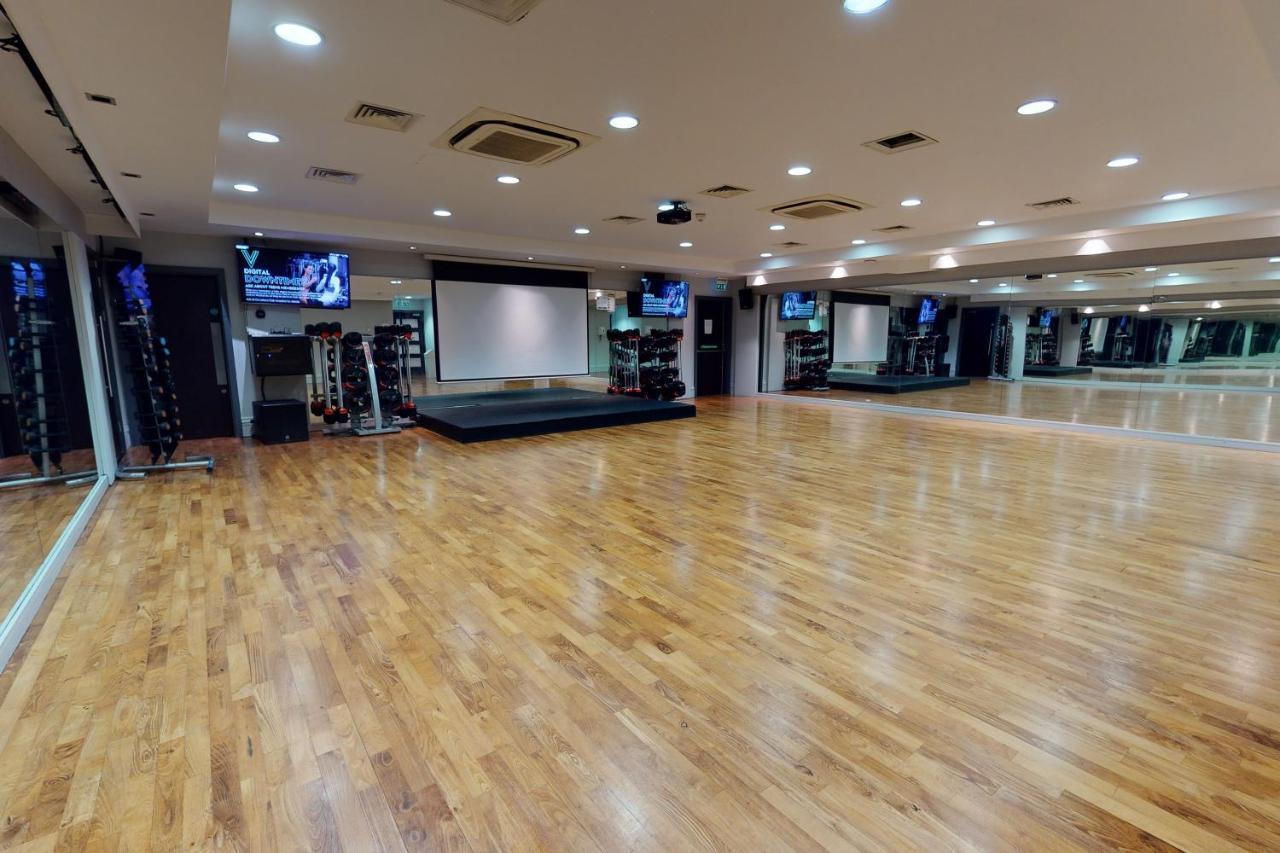 Village Leeds South Отель 4*
