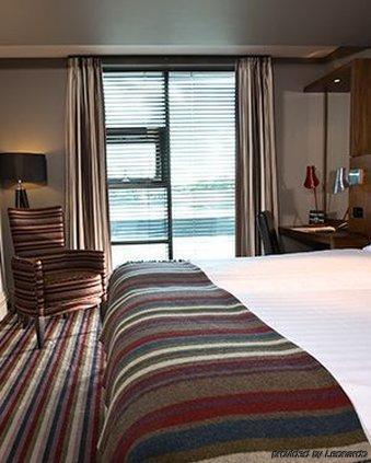 Village Leeds South Отель 4*